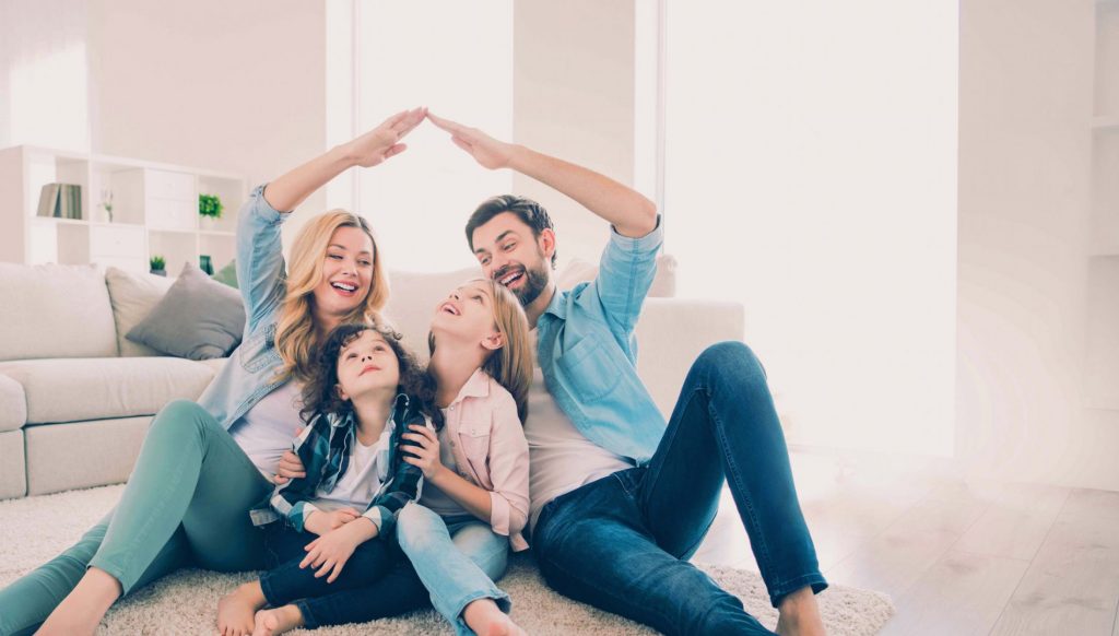 Familie im Wohnzimmer