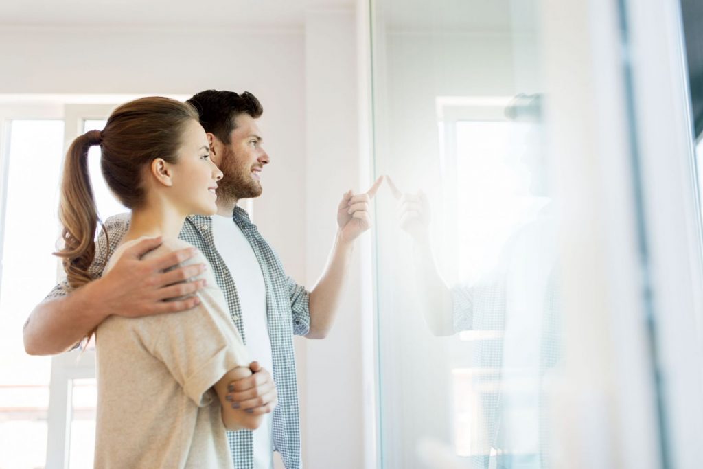 Junges Paar am Fenster