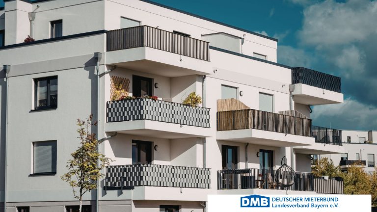 Mehrfamilienhaus mit Balkonen und Terrassen